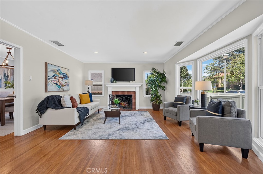 735 Los Altos Avenue