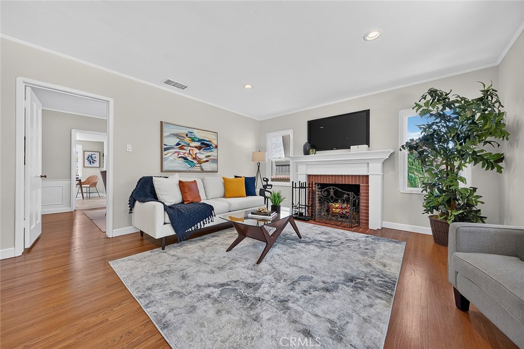 735 Los Altos Avenue