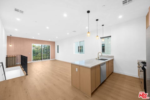 Photo of 1011 S Citrus Avenue, Los Angeles, CA 90019 (MLS # 26104074)