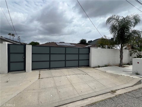 Photo of 11024 Peoria Street, Sun Valley, CA 91352 (MLS # SR26091616)