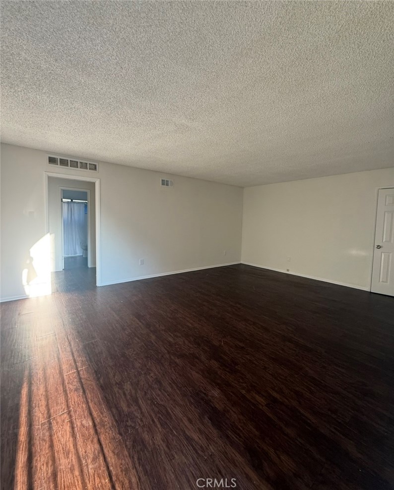 For Rent – Spacious 2 Bed / 2 Bath in Anaheim! ??
Move into this beautiful downstairs unit with no upstairs neighbors and enjoy:
? Large walk-in closet
? Brand-new stove and microwave
? Central A/C & heat
? Assigned carport parking with storage box
? Gated community with pool
? Onsite laundry rooms
First come, first served this one won’t last long!
