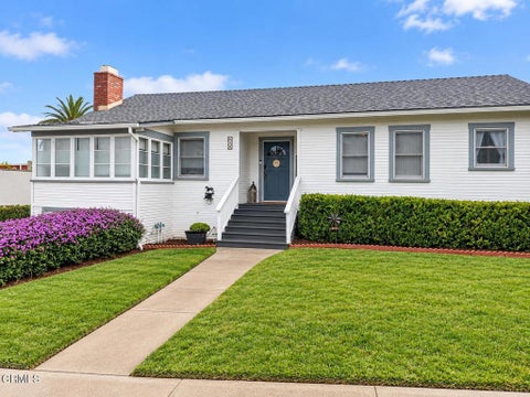 Photo of 11 Palm Court, Santa Paula, CA 93060 (MLS # V1-38599)
