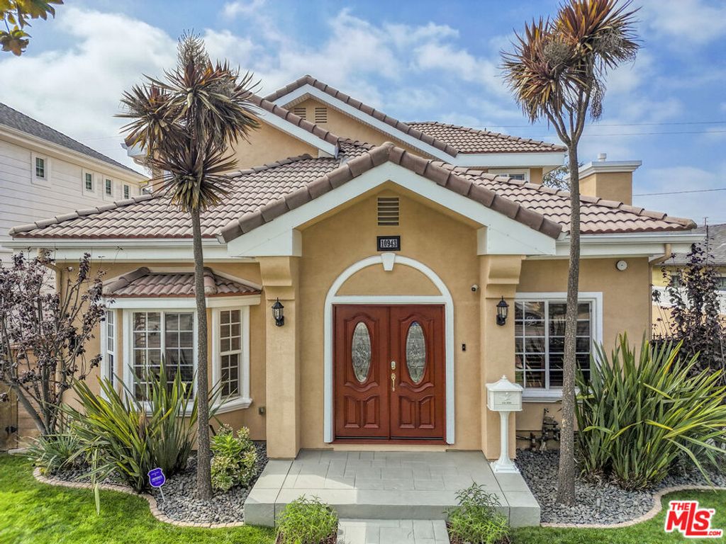 Photo of 10943 Barman Avenue, Culver City, CA 90230 (MLS # 25597861)