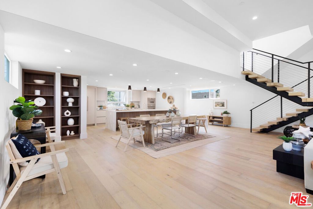 Photo of 658 California Avenue, Venice, CA 90291 (MLS # 26647499)