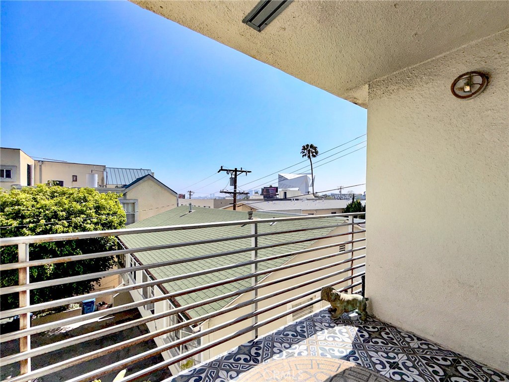 1129 Larrabee Street 10