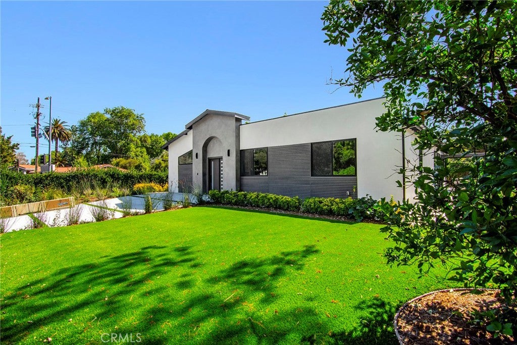 Photo of 20100 Hatteras Street, Woodland Hills, CA 91367 (MLS # SR26049405)