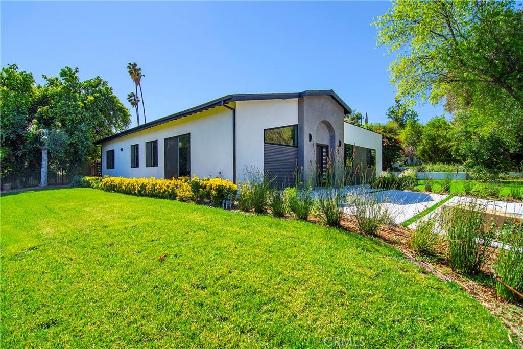 Photo of 20100 Hatteras Street, Woodland Hills, CA 91367 (MLS # SR26049405)
