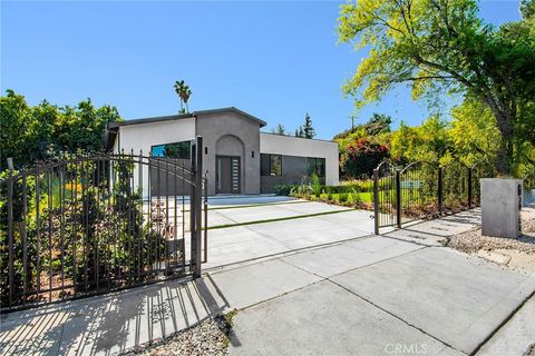 Photo of 20100 Hatteras Street, Woodland Hills, CA 91367 (MLS # SR26049405)