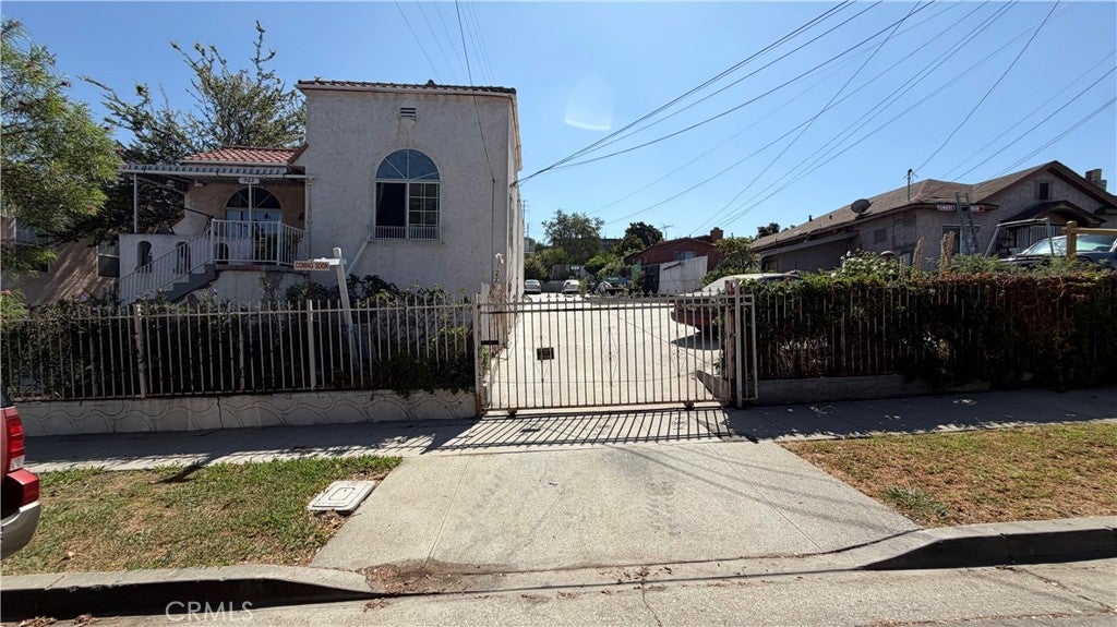 962 N Ditman