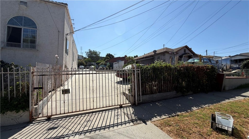 962 N Ditman