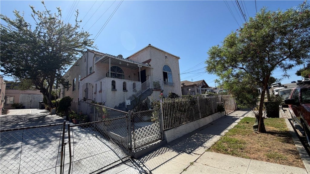962 N Ditman