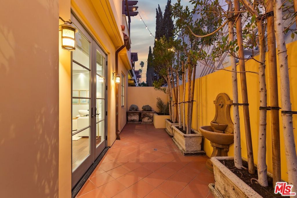 Photo of 941 11th Street #1, Santa Monica, CA 90403 (MLS # 25615435)