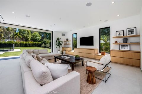 Photo of 4930 Palomar Drive, Tarzana, CA 91356 (MLS # SR26082875)