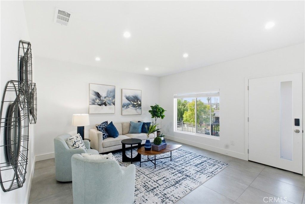 Photo of 1364 S Ridgeley Dr, Los Angeles, CA 90019 (MLS # SR26048454)