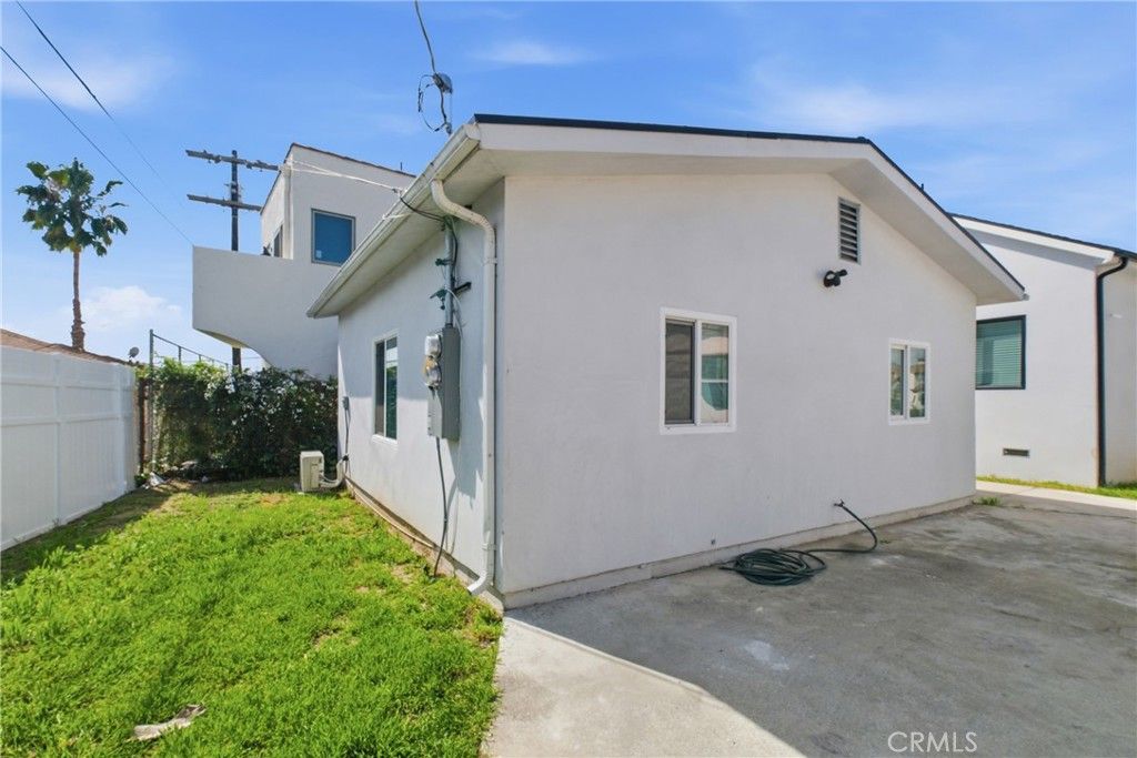 Photo of 1364 S Ridgeley Dr, Los Angeles, CA 90019 (MLS # SR26048454)