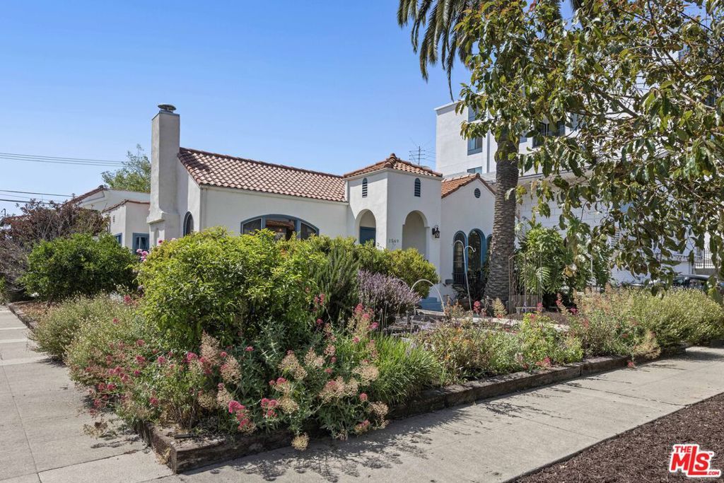 Photo of 1569 S Orange Grove Avenue, Los Angeles, CA 90019 (MLS # 25591253)