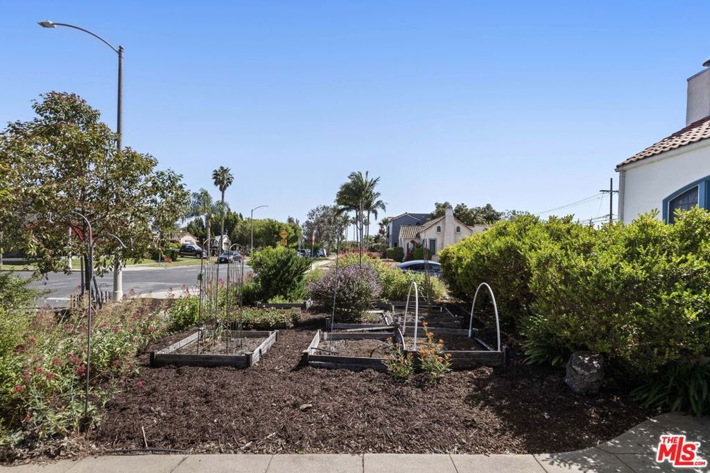 Photo of 1569 S Orange Grove Avenue, Los Angeles, CA 90019 (MLS # 25591253)