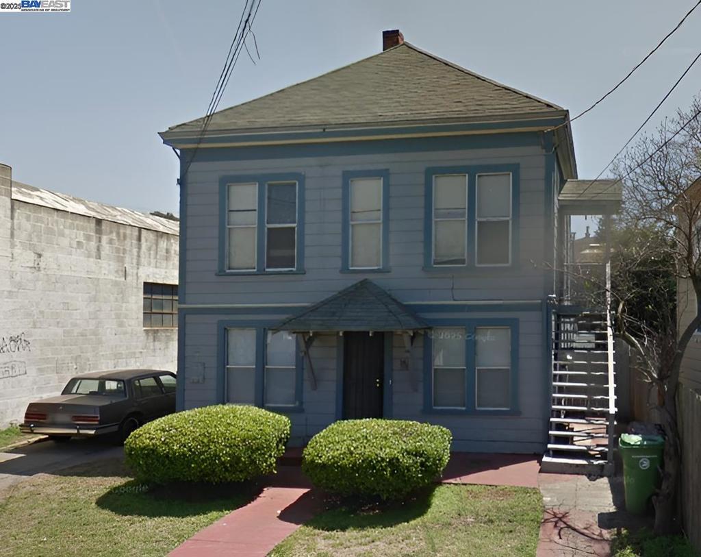 Contractor's Special! Instant Equity! Absolute Bargain! Unbelievable Price! Hurry It Won't Last Long At This Low, Low, Price. Don't Miss This Golden Opportunity For A Fantastic Deal In a Up and Coming Neighborhood.