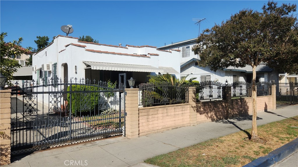 Excellent 2 bedroom house in a nice area of Monterey Park with lots of potential and spacious back yard.