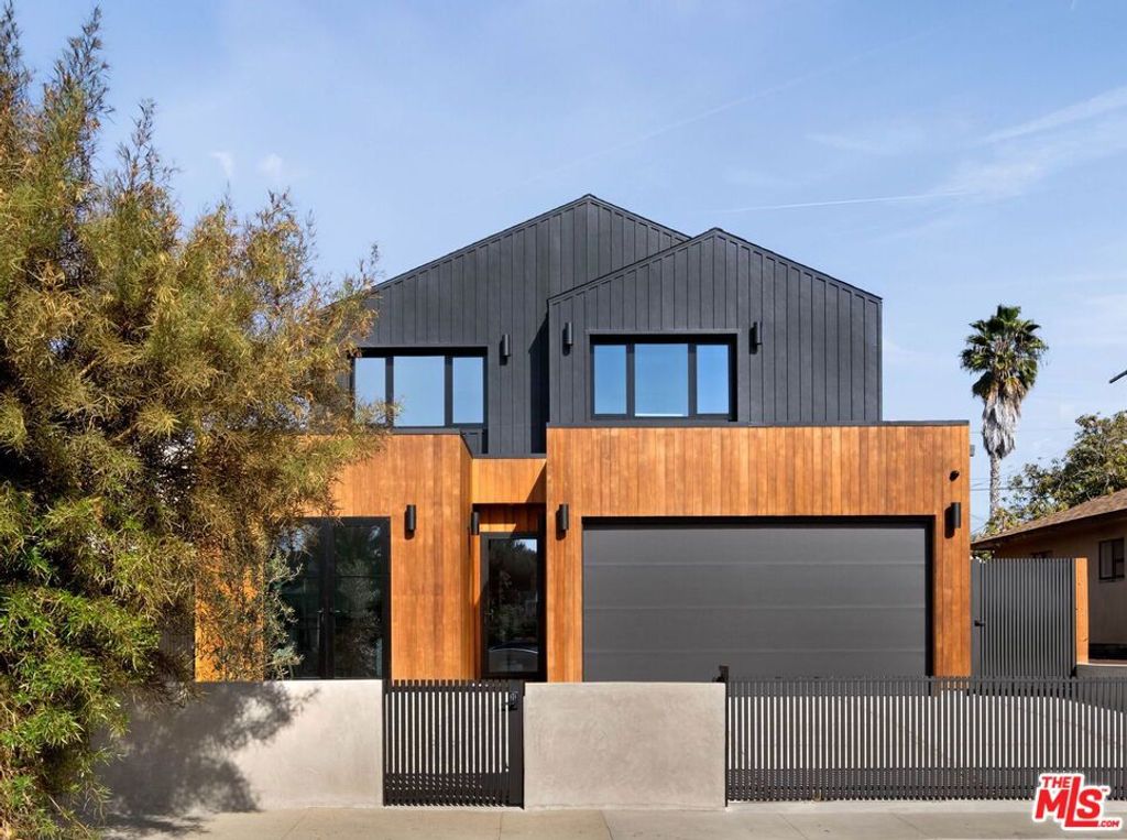 Photo of 4066 Lyceum Avenue, Los Angeles, CA 90066 (MLS # 26649505)