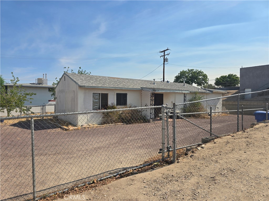 Opportunity Knocks! Centrally located in the heart of Barstow, this spacious 3-bedroom, 1-bath home sits on a good-sized, fully fenced lot. Property is in fair condition and may need a little TLC—perfect for buyers looking to add their personal touch. Features ample enclosed parking and a commuter-friendly location with easy access to local amenities, schools, and highways. Don’t miss out on this great opportunity!