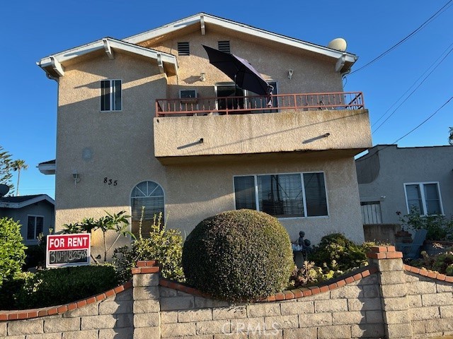 Large remodeled 3 bdr, 2 ba upstairs one level unit, balcony, 2 car garage, community laundry. 3 unit building, built in 1989.
New laminate flooring, paint, kitchen counters, stove, hood, dishwasher. Large kitchen with dining area. Large master bedroom with private bath and extra large walk-in closet. Master has privacy. Garage is large tandem. Close to schools and shopping.