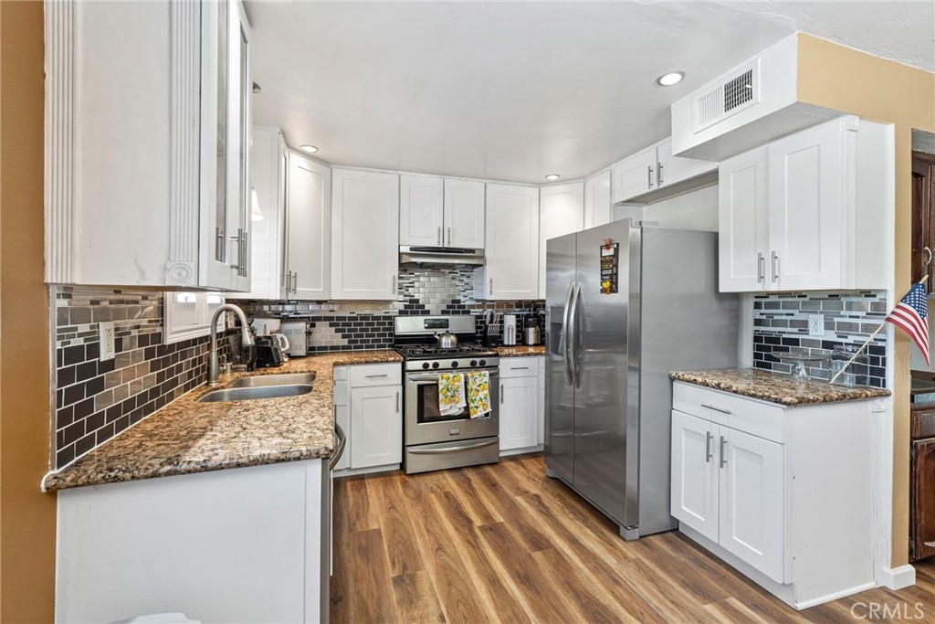 Welcome to this charming 2-bedroom, 3-bathroom townhome in North Hills, CA, offering a bright open floor plan with a cozy fireplace and a modern kitchen perfect for everyday living and entertaining. The spacious primary bedroom features an ensuite bathroom, while a versatile loft provides flexible space for a home office or guest area. Enjoy the convenience of in-unit laundry, central air conditioning, and a two-car attached garage equipped with an EV charger. The well-maintained community includes a pool and spa, and the location offers easy access to shopping, dining, and major freeways. Don’t miss the opportunity to make this comfortable and stylish home yours!