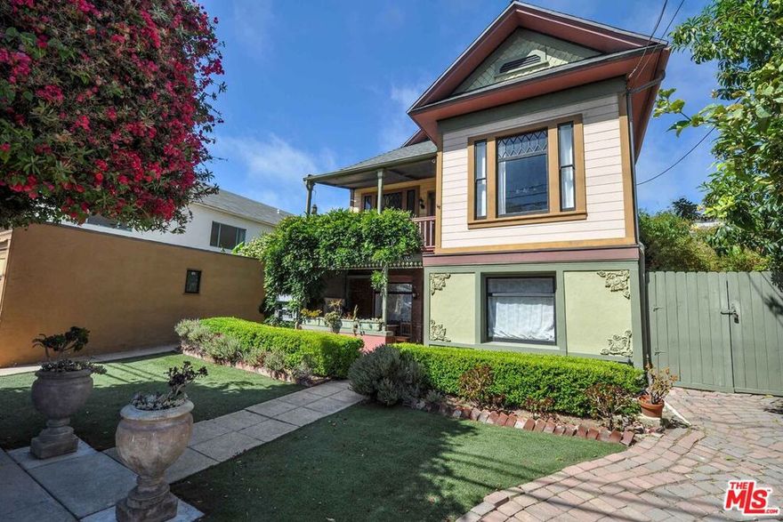 THIS IS A WEST FACING, TOP FLOOR, LARGE UNIT IN A VICTORIAN BUILDING THAT IS CLOSE TO THE OCEAN AND MAIN STREET. HIGH CEILINGS AND A GREAT DEAL OF CHARM AND LIGHT MAKE THIS A VERY SPECIAL APARTMENT. NO PETS. CALL LISTING AGENT FOR AN APPOINTMENT.