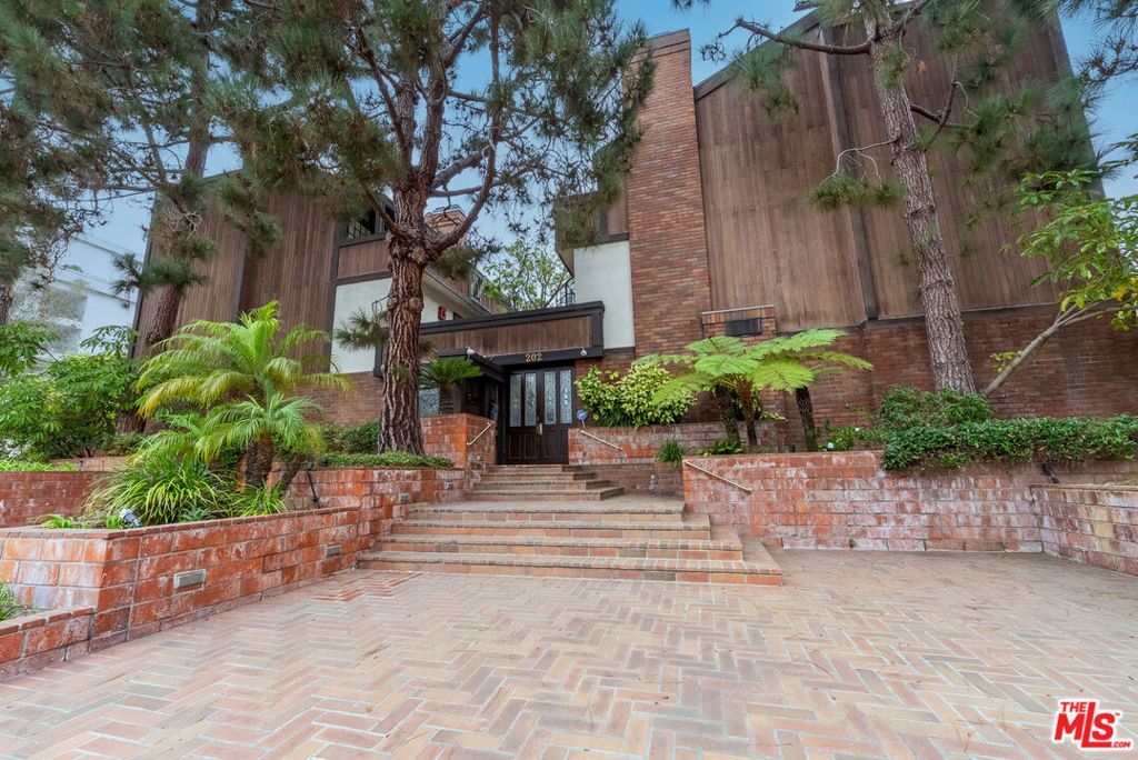 Photo of 202 San Vicente Boulevard #15, Santa Monica, CA 90402 (MLS # 25598969)