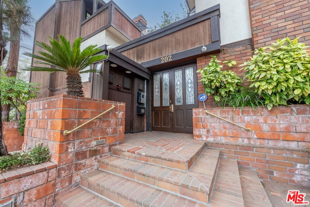 Photo of 202 San Vicente Boulevard #15, Santa Monica, CA 90402 (MLS # 25598969)