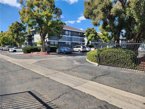 Photo of 960 W 17th St, Santa Ana, CA 92706 (MLS # SR25276702)