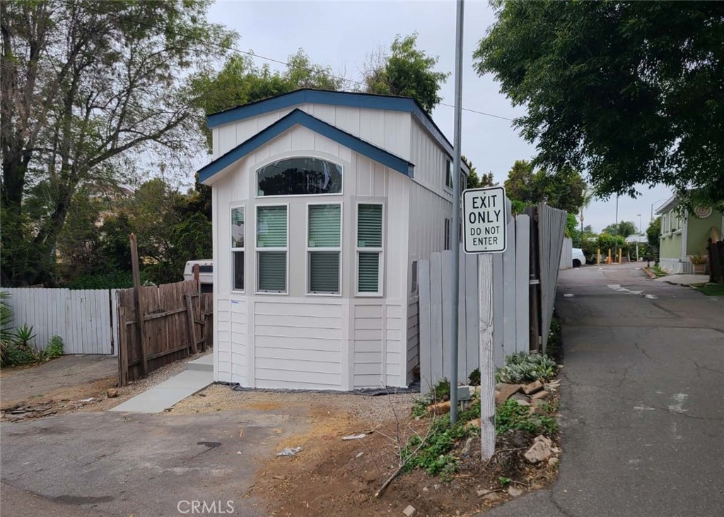 1045 E Vista Way 02