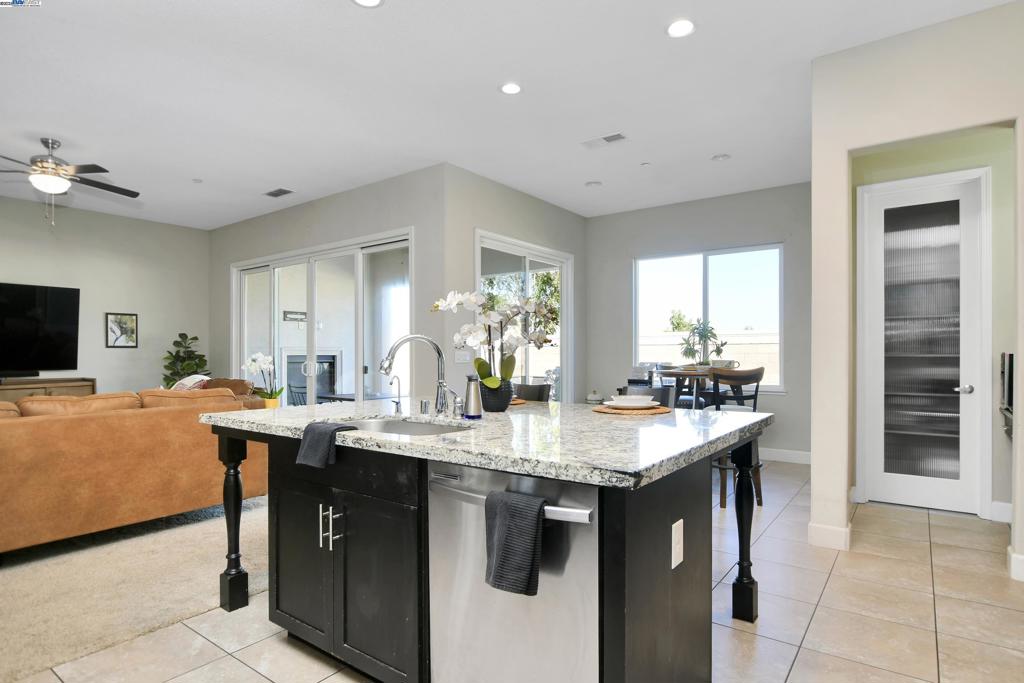 THE LAKES - Residential
