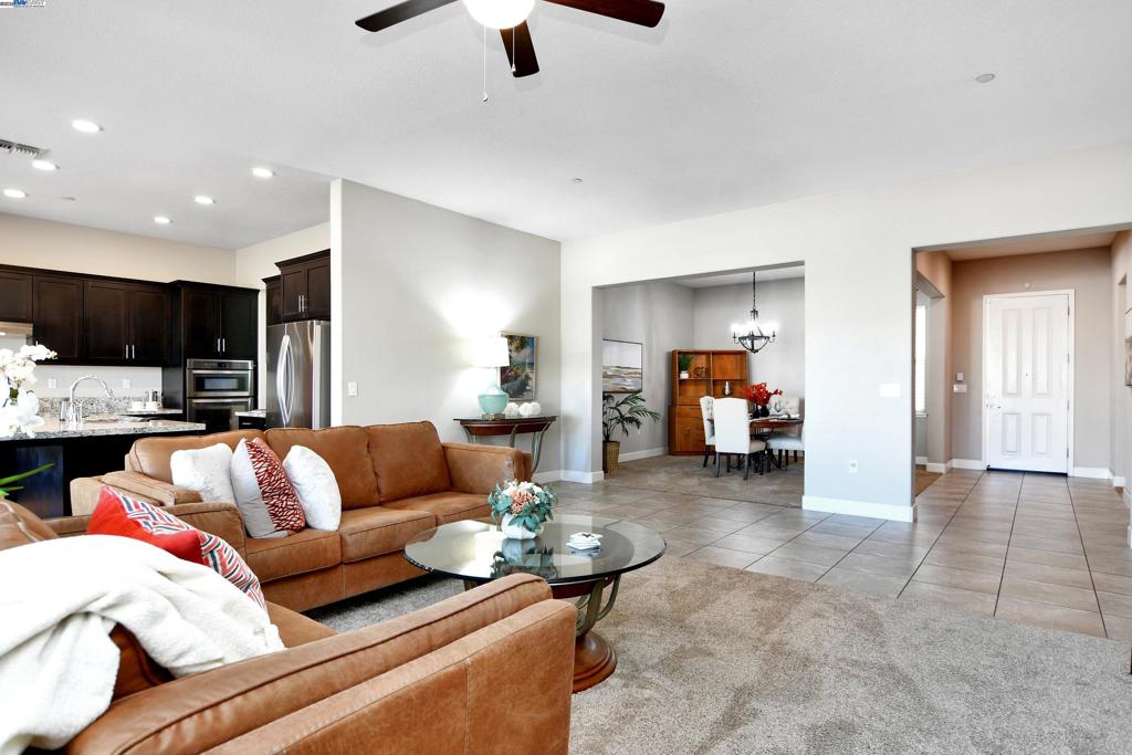 THE LAKES - Residential