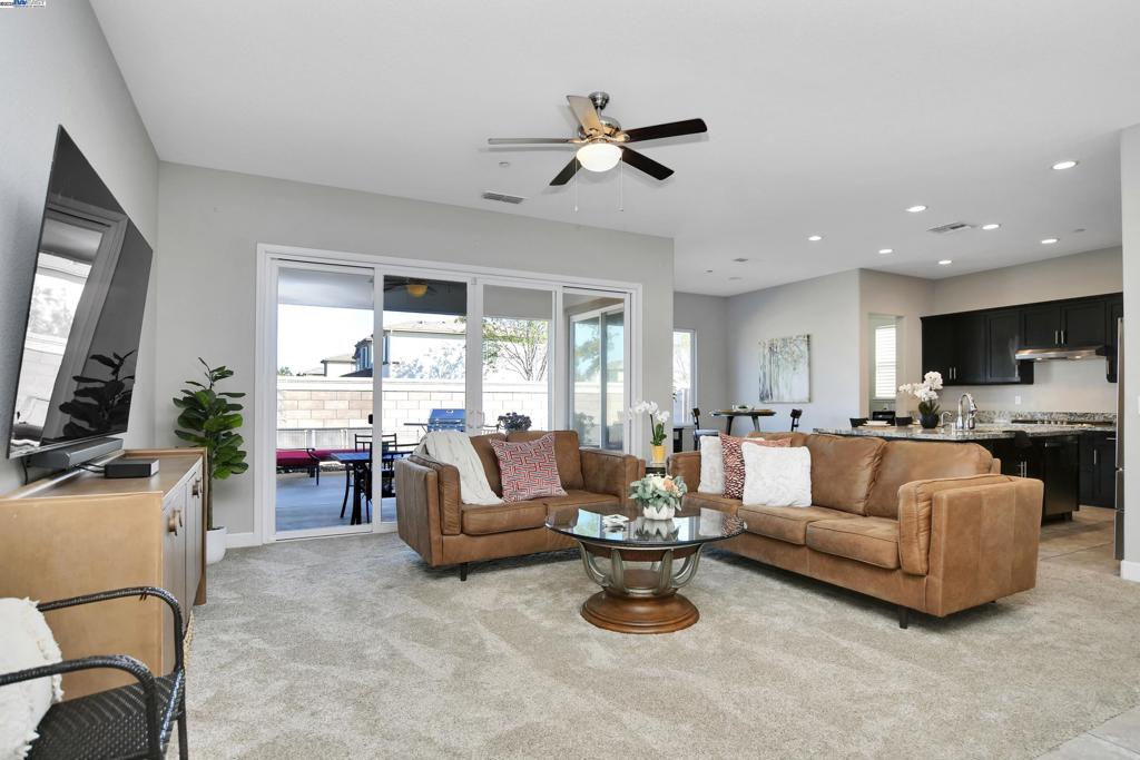 THE LAKES - Residential