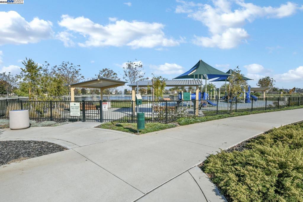 THE LAKES - Residential
