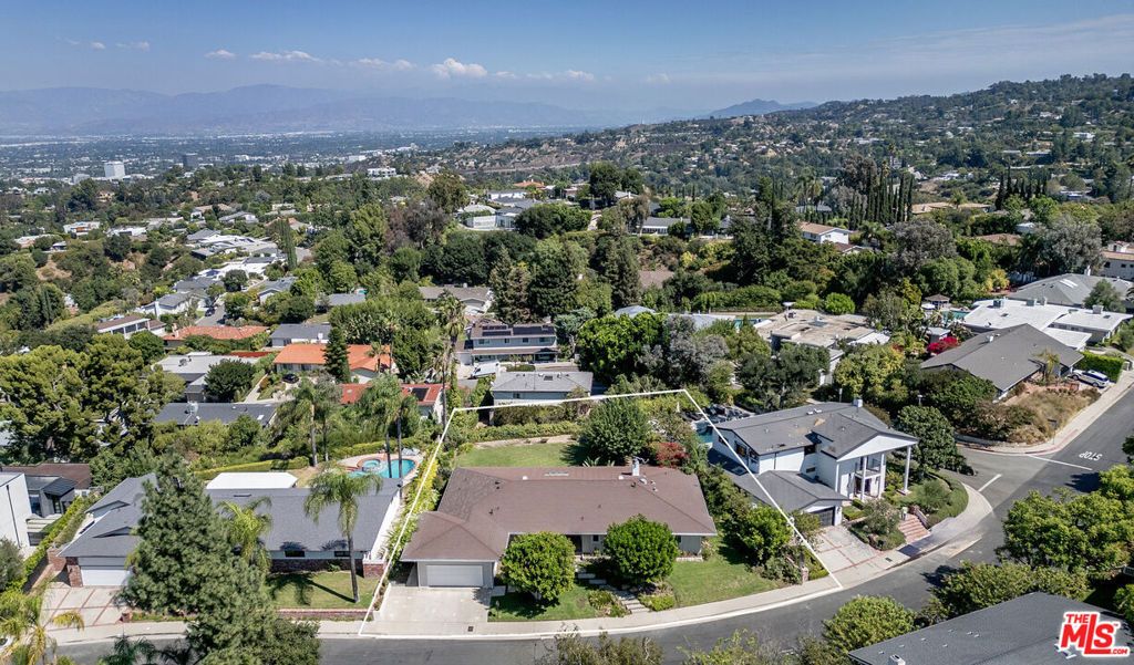 Photo of 3552 Westfall Drive, Encino, CA 91436 (MLS # 25593519)