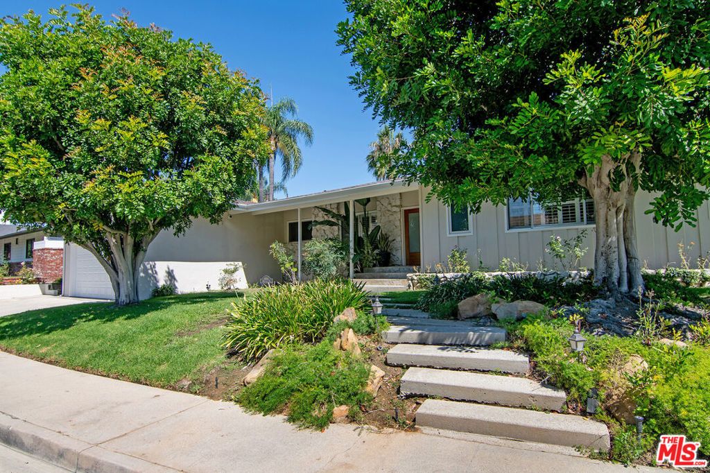 Photo of 3552 Westfall Drive, Encino, CA 91436 (MLS # 25593519)