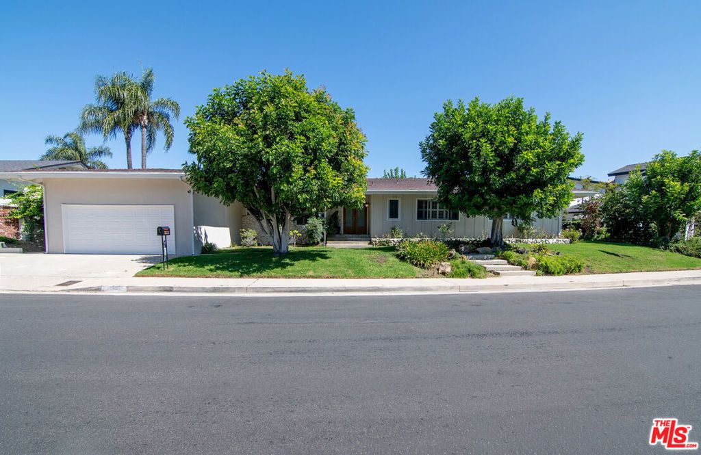 Photo of 3552 Westfall Drive, Encino, CA 91436 (MLS # 25593519)