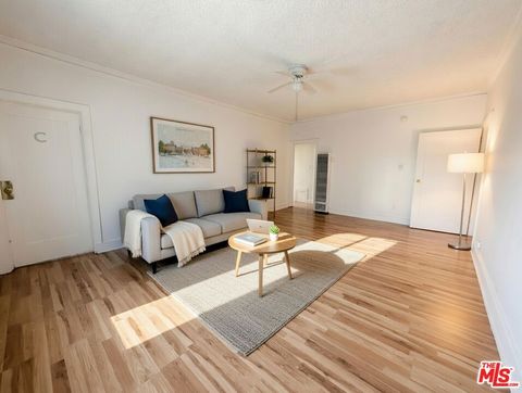 Photo of 2611 W Orchard Avenue #2609, Los Angeles, CA 90007 (MLS # 26664617)