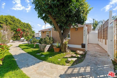 Photo of 6724 Mammoth Avenue, Van Nuys, CA 91405 (MLS # 26981387)