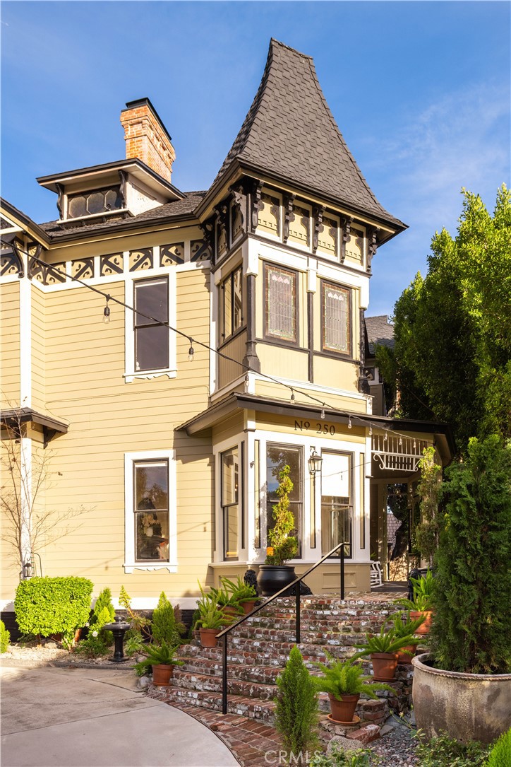 250 N Primrose Avenue