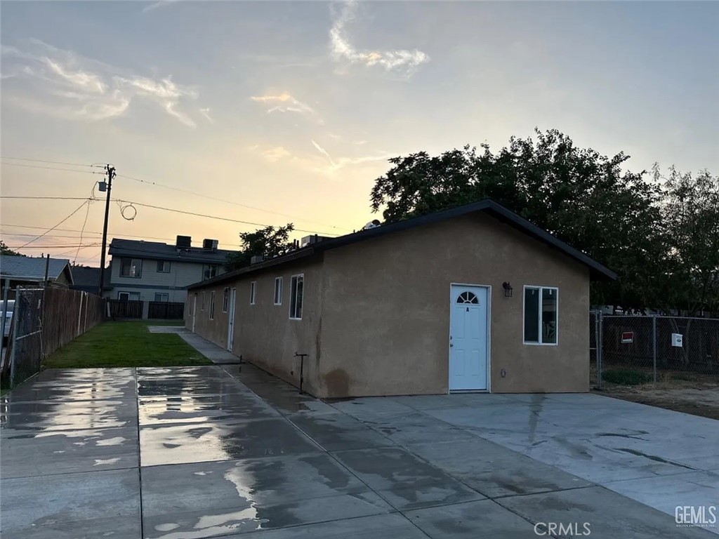 Take advantage of this prime condition 3 unit income property. Up to date rents with regular scheduled increases. Very clean and cooperative tenants. One 1 bed and 1 bath unit and two 2 bed and 1 bath units for a total of 5 bedrooms and 3 baths. This is the perfect income property to add to your portfolio. Priced to sell and generate you income right away! Not to mention the property was rebuilt from the ground up in 2022. This property is nestled in the heart of Bakersfield right across the street from Stella Hills Elementary school. Very close to the Kern County Museum, Stramler Park, Bakersfield Batting Range, Rollerama, Petro Sopping center, Memorial Hospital and much more! Please do not bother tenants. Offer is subject to interior inspection.
Buyers and buyer agent to verify all information.