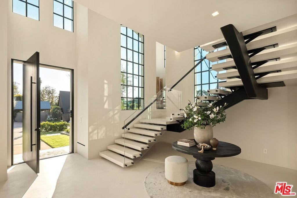 Photo of 155 N Anita Avenue, Los Angeles, CA 90049 (MLS # 26682863)