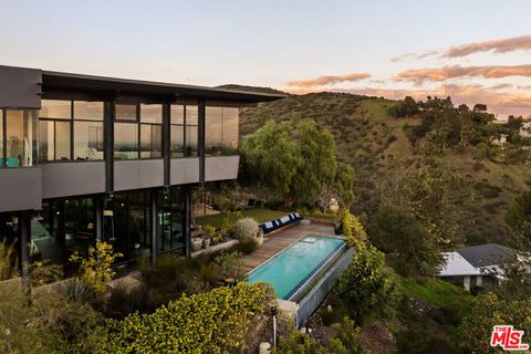 Photo of 1406 1/2 N Kenter Avenue, Los Angeles, CA 90049 (MLS # 25627631)