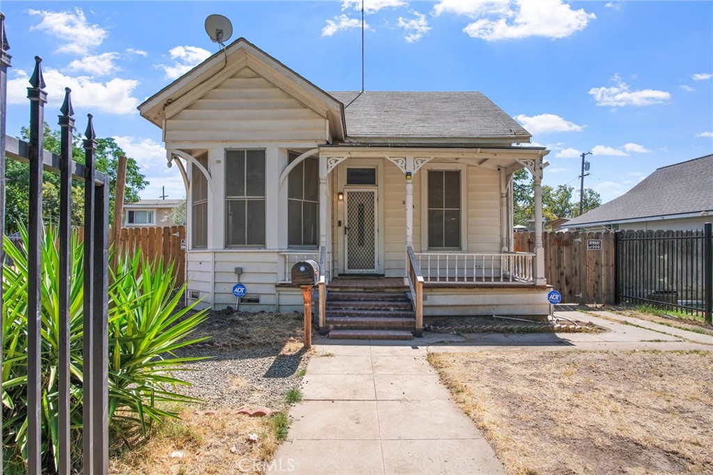 Welcome to 330 W 22nd St in Merced!
This home is a fantastic opportunity for both first-time homebuyers and investors alike. Sitting on a
generous lot, the property offers plenty of room to grow, with potential to add an Accessory Dwelling
Unit (ADU) for additional living space or income potential.
The property features a spacious front and backyard, perfect for outdoor entertaining or future
improvements. With RV access, a sturdy metal front gate, and alley access for a separate private entry,
the home is as versatile as it is functional.
Situated just steps from Downtown Merced, you’ll enjoy easy access to shopping, dining, parks, and
community events—all while being in a highly desirable and central location.
Whether you’re searching for your first home, looking to generate rental income, or seeking a property
with expansion possibilities, 330 W 22nd St delivers on potential, convenience, and charm.