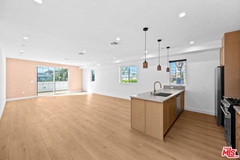 Photo of 1009 S Citrus AVE, Los Angeles, CA 90019 (MLS # 26104079)