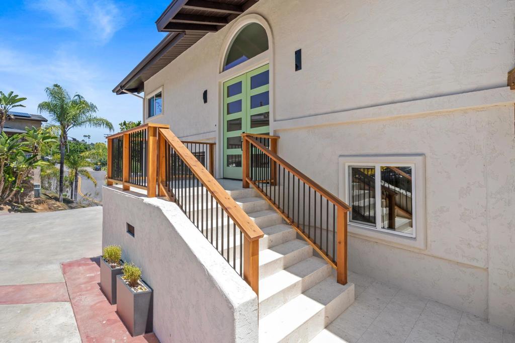 4242 Avenida Gregory