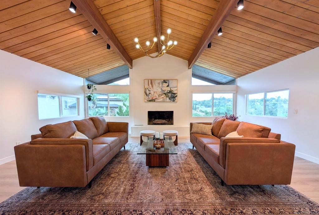 4242 Avenida Gregory