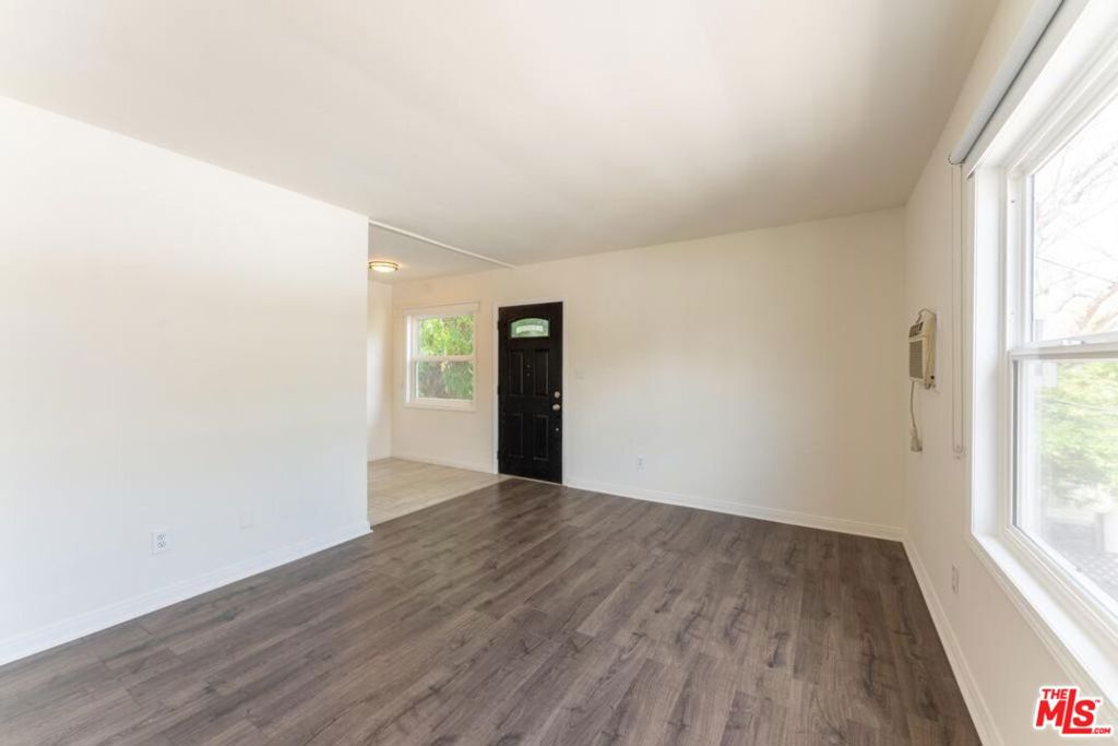 10708 1/2 Moorpark Street